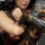 Soška Wonder Woman je vybavena LED podsvětlenými náramky.