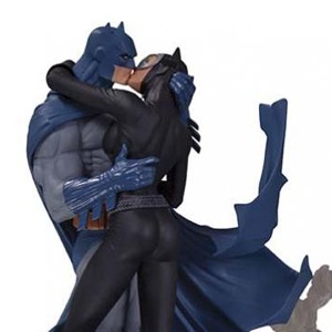 Batman And Catwoman Kiss (studio)