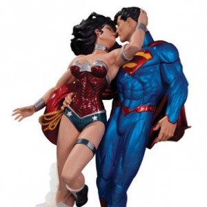 Superman And Wonder Woman Kiss (studio)