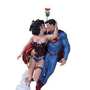 Superman And Wonder Woman Holiday Kiss Mini
