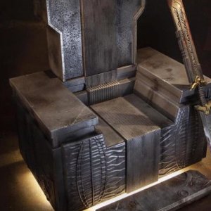 Thanos Throne With Base And Stand Deluxe (Light-Up)