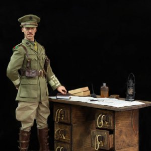 WW1 British Officer Colonel Mackenzie & War Desk Diorama Set