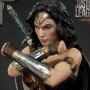 Soška Wonder Woman je vybavena LED podsvětlenými náramky.